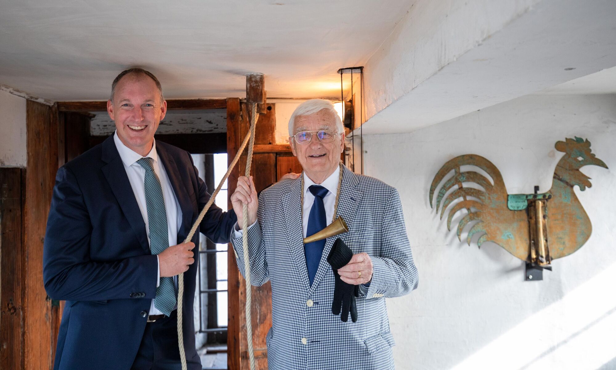 2022 hat der langjährige Messeglöckner Franz Baur (rechts) sein Amt an seinen Florian von Bidder (links) übergeben.