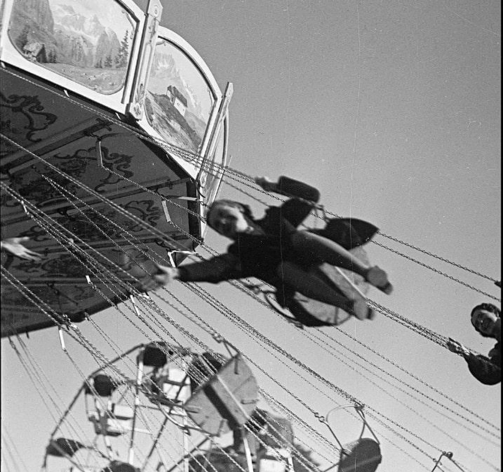Photo historique en noir et blanc du carrousel du Münsterplatz