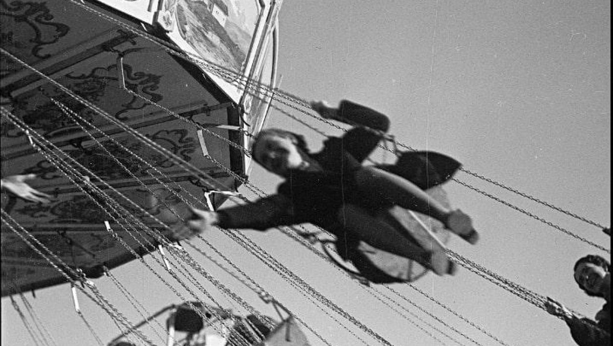Photo historique en noir et blanc du carrousel du Münsterplatz