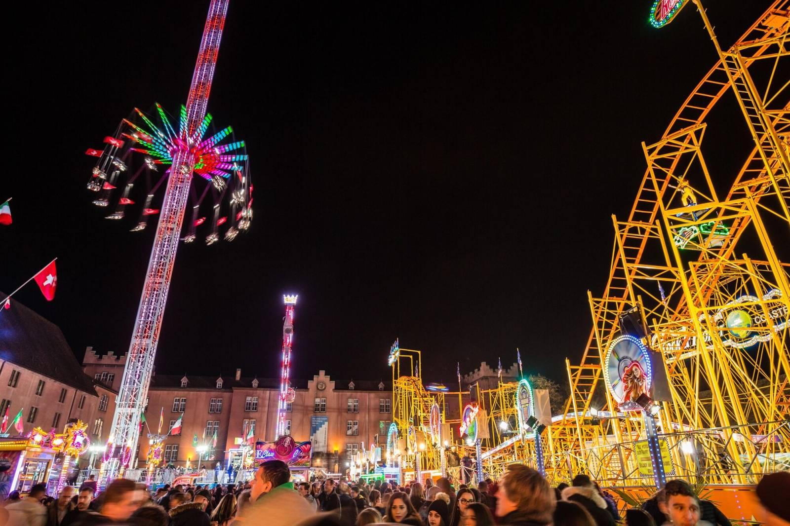 Highlights der Herbstmesse 2017 auf dem Kasernenareal: Condor – das höchste transportable Kettenkarussel der Welt – und der knallgelbe “Rock & Roller Coaster”, die bis dahin grösste mobile Achterbahn, die je in Basel war.