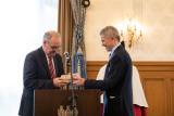 Geschenkübergabe beim VIP-Apéro im Hotel Les Trois Rois 2021